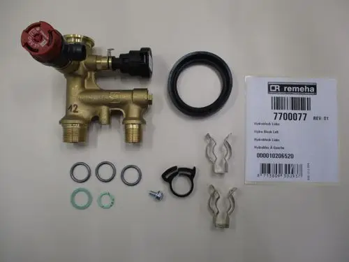 Hydroblock mit verschiedenen O-Ringen, Dichtungen und Clips, Marke Remeha. Komponenten zur Verbindung und Abdichtung in einem Heizsystem.